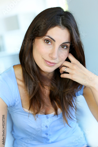 Foto: Portrait of attractive brunette woman with hand on chin Portrait of attractive brunette woman with hand on chin