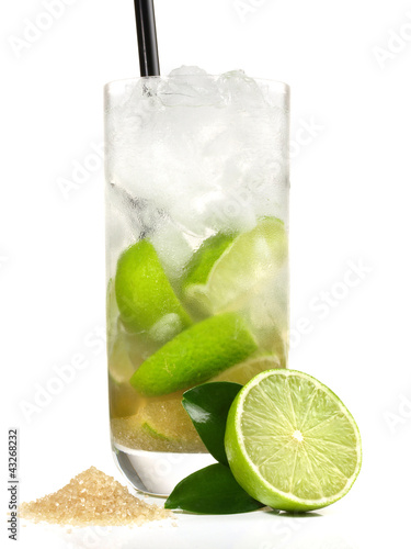 Photo: Caipirinha mit Limette und braunem Zucker Caipirinha mit Limette und braunem Zucker