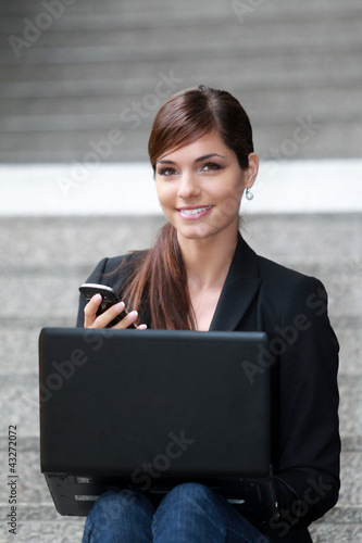 Photo: Femme d'affaire synchronisant ses mails Femme d'affaire synchronisant ses mails