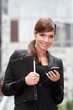 Photo: Femme d'affaire synchronisant ses mails Femme d'affaire synchronisant ses mails