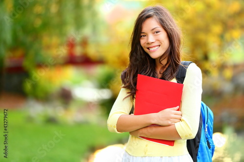 Foto: Asian student girl on campus Asian student girl on campus
