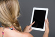 Frau benutzt Tabletpc