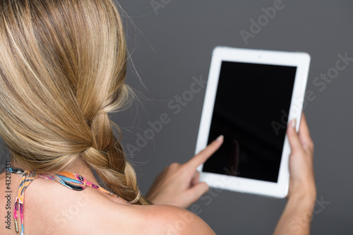 Photo: Frau benutzt Tabletpc Frau benutzt Tabletpc
