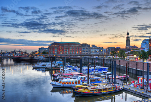 Foto: Hamburger Hafen das Tor zur Welt Hamburger Hafen das Tor zur Welt