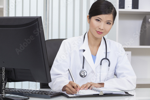 Foto: Chinese Female Woman Hospital Doctor Writing In Office Chinese Female Woman Hospital Doctor Writing In Office