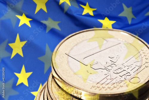 Photo: Euromünze und europäische Flagge Euromünze und europäische Flagge
