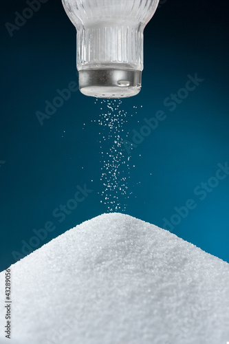 Foto: Pouring salt from a salt pot Pouring salt from a salt pot
