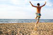 Foto: sporty young man jumping on beach sporty young man jumping on beach