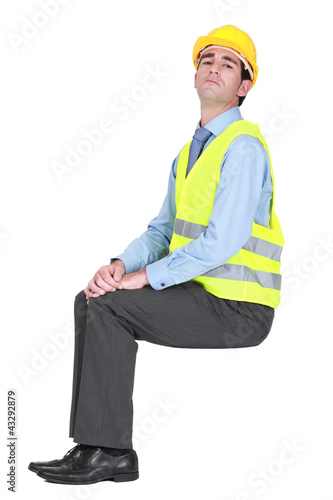 Foto: architect holding head high against studio background architect holding head high against studio background