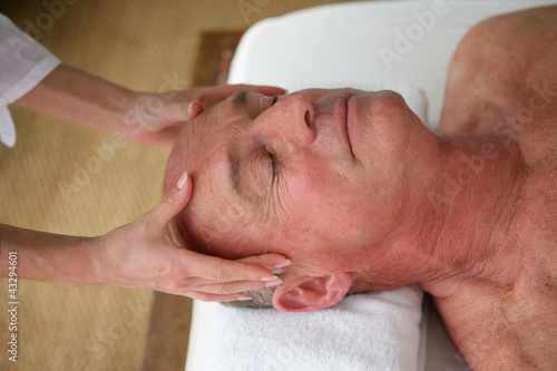Foto: Man receiving a head massage Man receiving a head massage