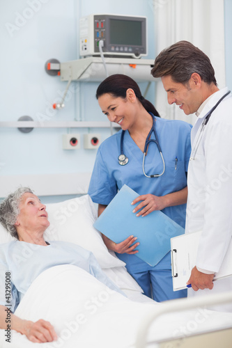 Foto: Elderly patient talking to a doctor and a nurse Elderly patient talking to a doctor and a nurse