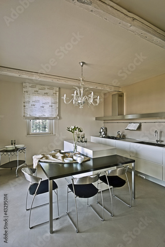 Foto: cucina moderna con tavolo da pranzo e sedie cucina moderna con tavolo da pranzo e sedie