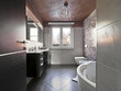 bagno moderno con vasca e mobile per il lavabo
