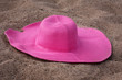 Foto: Pink hat on the sand in the beach Pink hat on the sand in the beach