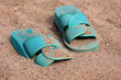Foto: green flip-flops at the beach green flip-flops at the beach