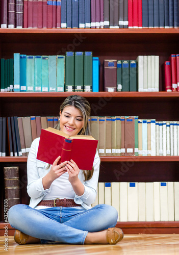 Foto: Woman reading at the library Woman reading at the library