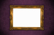 Photo: Bilderrahmen in Gold vor violetter Tapete Bilderrahmen in Gold vor violetter Tapete