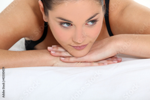 Foto: woman relaxing in a spa center woman relaxing in a spa center