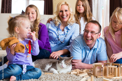 Foto: Family playing at home Family playing at home