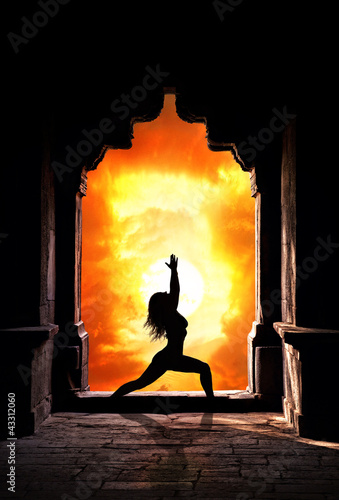 Foto: Yoga woman in temple Yoga woman in temple