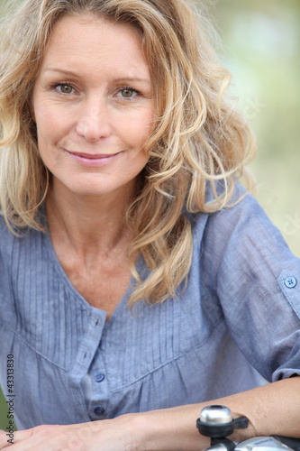 Foto: Closeup of a woman in her late thirties Closeup of a woman in her late thirties