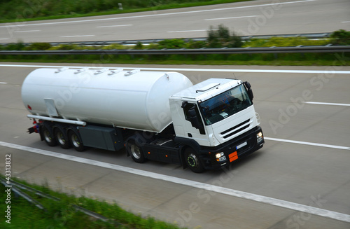 Photo: lkw auf der autobahn lkw auf der autobahn