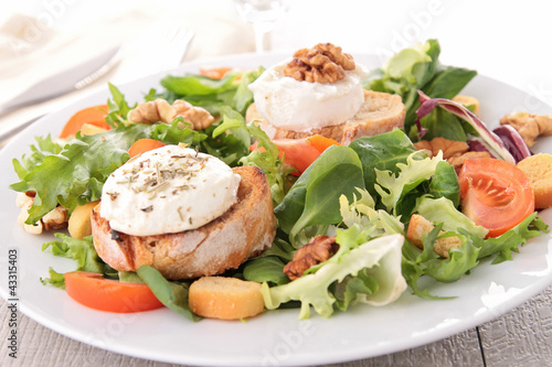 Foto: salad with walnut, bread and goat cheese salad with walnut, bread and goat cheese