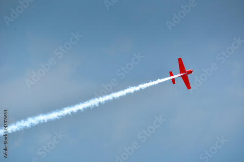 Foto: stunt plane trailing smoke stunt plane trailing smoke