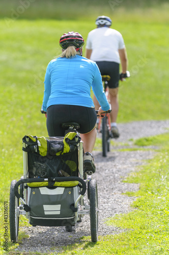 Photo: Eltern mit dem MTB unterwegs Eltern mit dem MTB unterwegs