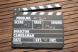 Filmklappe auf Holztisch