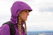 Junge Frau beim Wandern