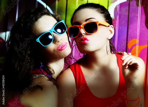 Foto: girls and wall girls and wall