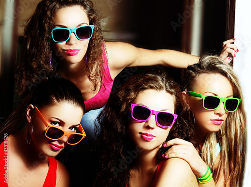 Foto: girls and wall girls and wall