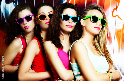 Foto: girls and wall girls and wall
