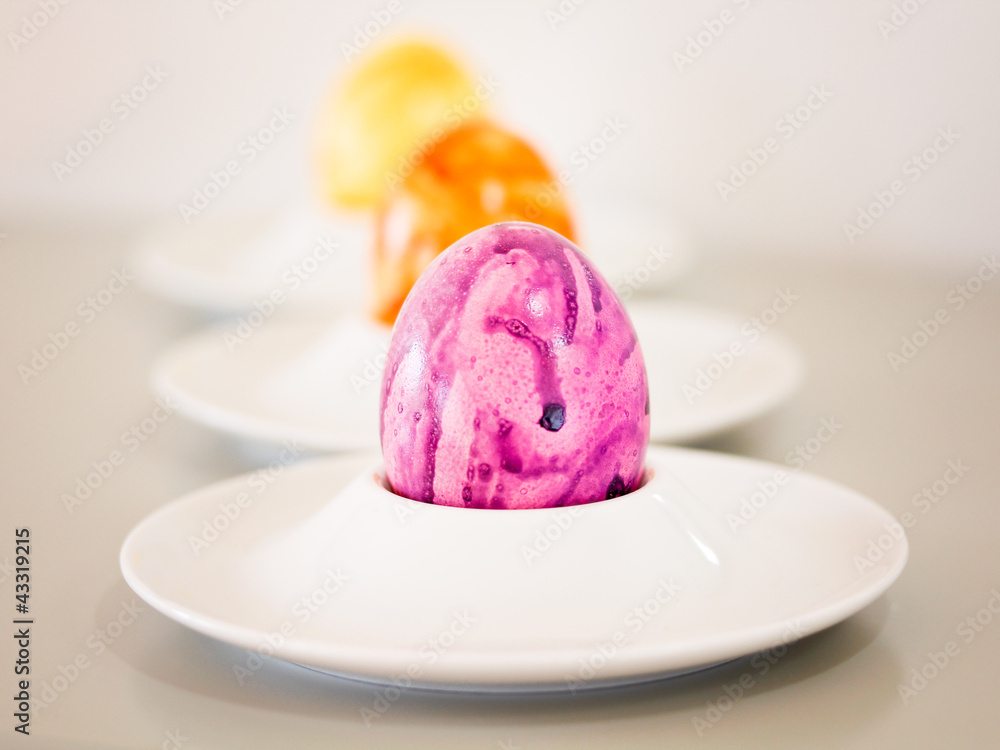 Eierbecher mit bunten Ostereiern