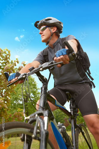 Foto: Man riding bike Man riding bike