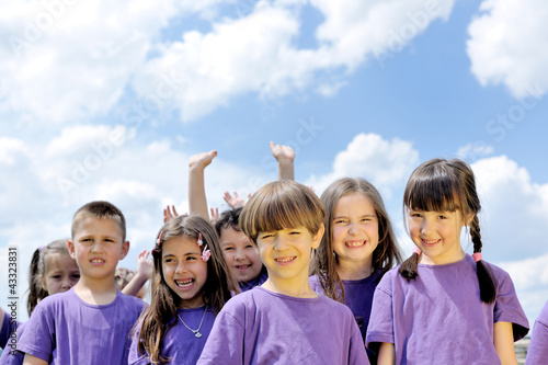 Foto: happy kids group have fun in nature happy kids group have fun in nature