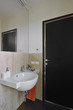 piccolo bagno moderno con lavabo di ceamica bianca