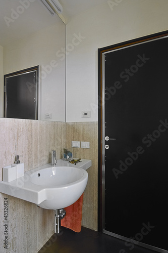 Photo: piccolo bagno moderno con lavabo di ceamica bianca piccolo bagno moderno con lavabo di ceamica bianca