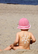 Baby mit Sonnencreme auf dem Rücken