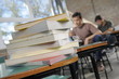 Estudiantes estudiando para examen
