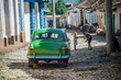 Photo: circulation dans vieille rue cubaine circulation dans vieille rue cubaine