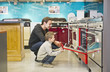 Foto: Hispanic father and son looking at stoves Hispanic father and son looking at stoves