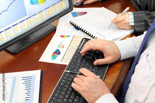 Foto: Analizing Data in the Office Analizing Data in the Office