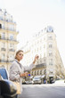 Foto: Hispanic woman hailing a taxi on city street Hispanic woman hailing a taxi on city street