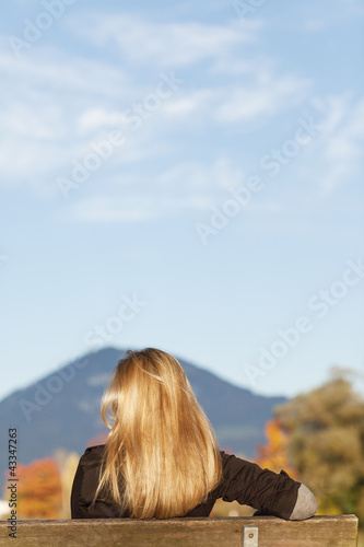 Photo: Frau alleine im Park Frau alleine im Park