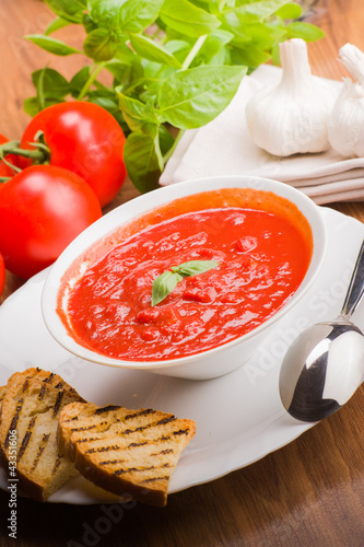 Photo: Tomato sauce - Ingredienti per sugo al pomodoro Tomato sauce - Ingredienti per sugo al pomodoro