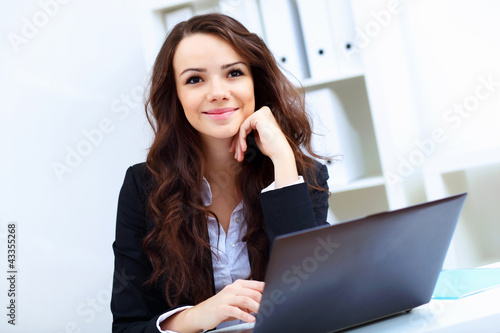 Foto: Young busines woman with notebook Young busines woman with notebook