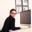 Foto: Junge Frau bei der Arbeit Junge Frau bei der Arbeit