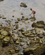 Niño pescando en la playa